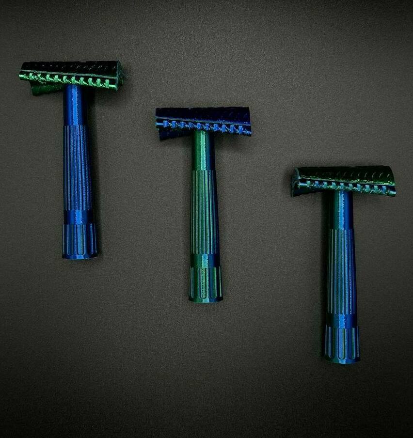 Прибор для бритья с косым резом, косорез, с коробкой skin Прибор для бритья с косым резом VAXON, серебристая ручка, синий верх, коробка skin