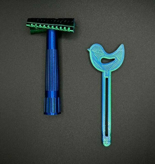 Прибор для бритья пластик 3d печать Прибор для бритья с косым резом VAXON, серебристая ручка, бежевый верх, коробка skin